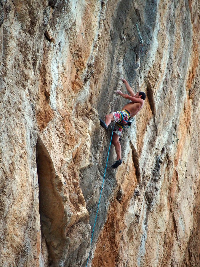 Benjamin dans un 8a