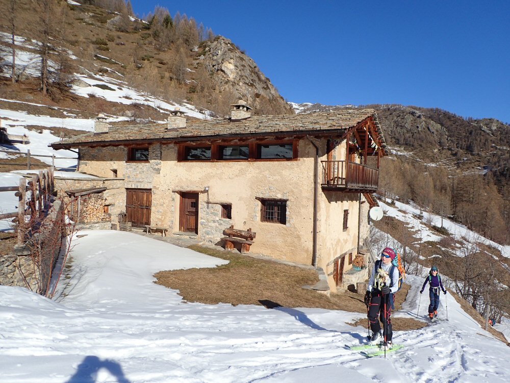 Belle montée avec de magnifiques maison du val Maira