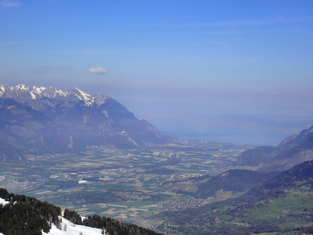 La plaine verdoyante et son lac