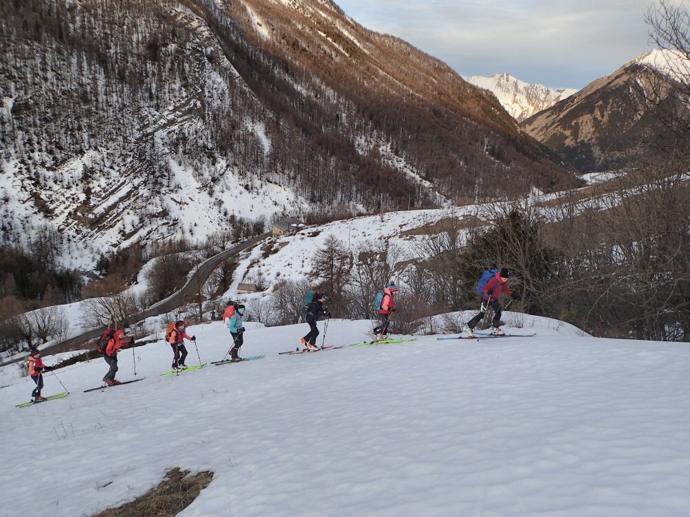 Montée par des lignes de neige miraculeuses vers le col de Mallemort