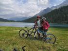 Pose devant les lacs ventés