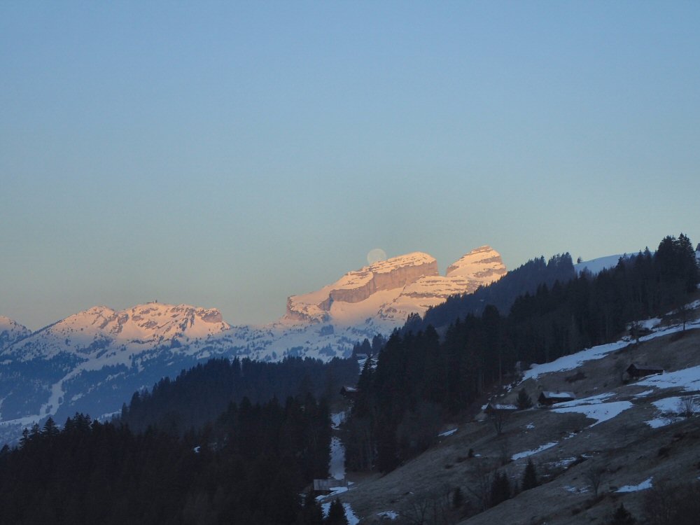 La lune se cache